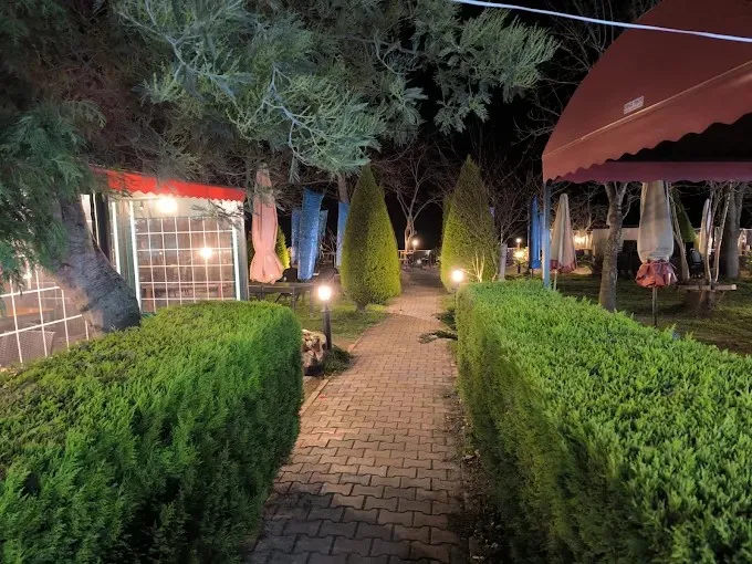 Bahçe yolu ve gece ışıkları